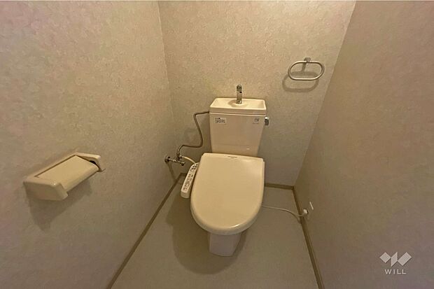 トイレウォシュレット付き。タオル掛けもあり、すっきりとした空間になっています。