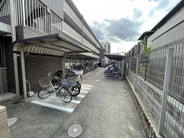 駐輪場は平面と自転車ラックがあります。