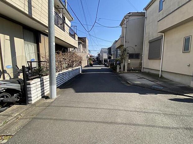 《前面道路の様子》閑静な住宅街。車通りも少なく小さいお子様のいるご家庭でも安心ですね。 