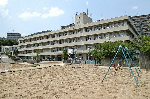 【小学校】萱野北小学校まで987ｍ