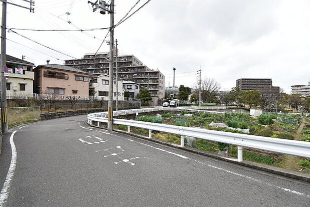 こちらの物件近くの教育施設や、スーパー・公園など、物件周辺の住環境を併せてご案内させて頂きます。ぜひ、現地での暮らしをイメージなさって下さい！