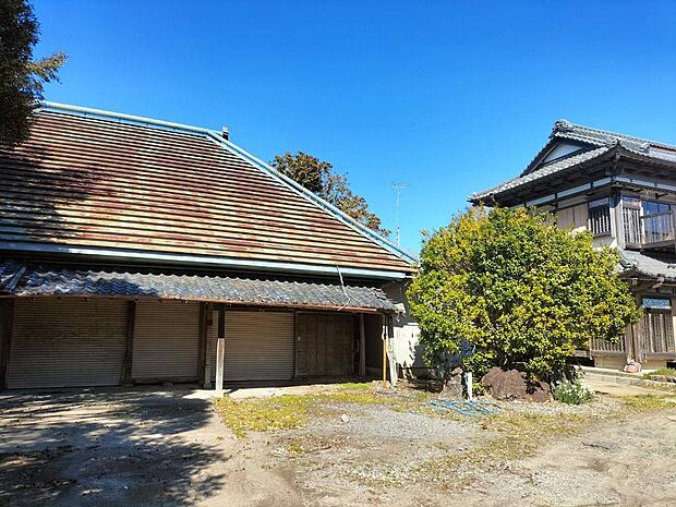 左手が物置　母屋と物置の間に車庫がある