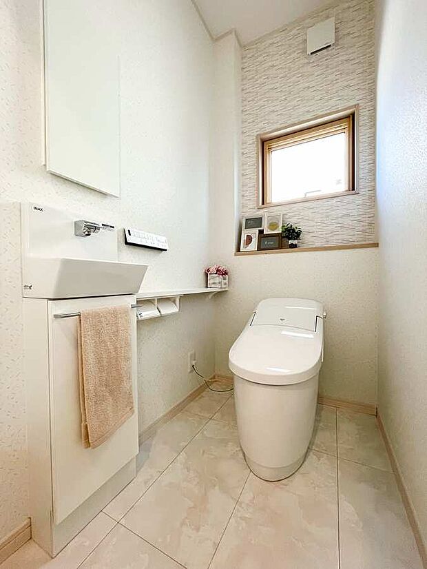 快適な温水洗浄暖房便座　お掃除しやすいタンクレストイレ　独立型手洗い場