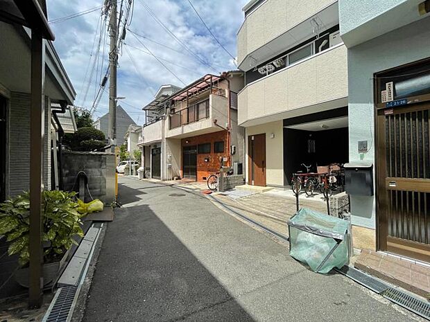 前面道路は閑静な住宅地の車通りの少ない道路です。