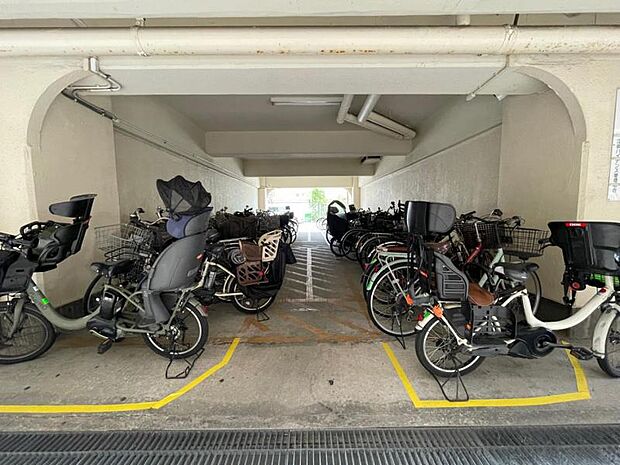 屋根のある駐輪スペース！整理された駐輪場で自転車の出し入れもらくらく！