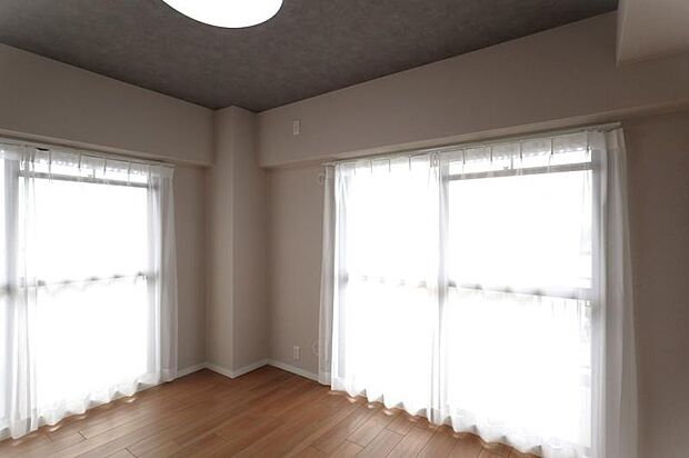 洋室5．9帖：2面採光を確保した明るい室内は、風通しも良く、大変居心地の良い空間！