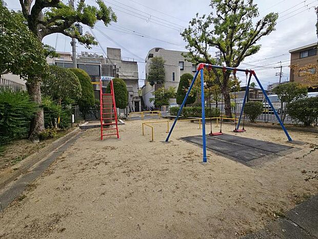 敷地内に公園がありますよ！小さなお子様も安心して遊べますね。