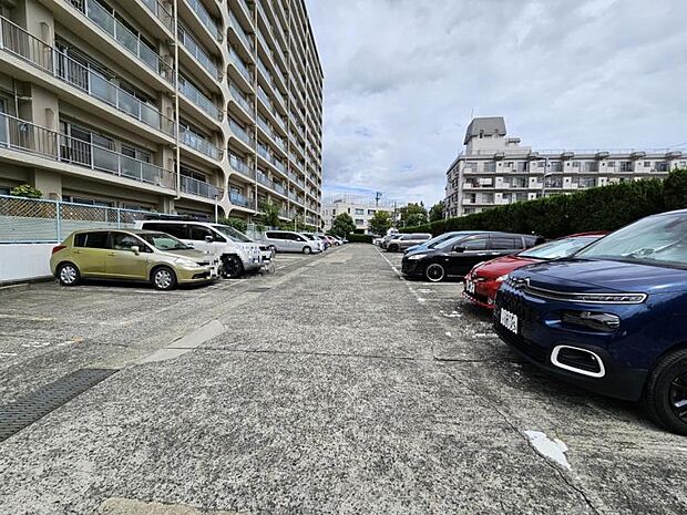 ゆったりとした敷地内駐車場で駐車もらくらく！