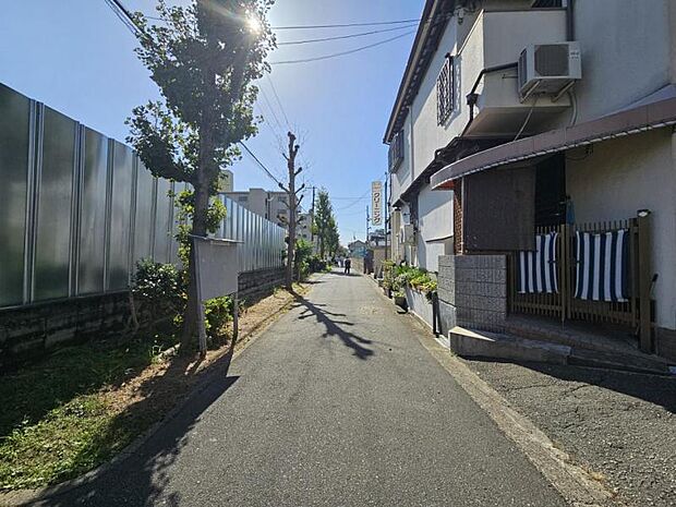 車通りの少ない前面道路でお子様にも安心。