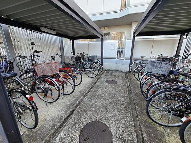 整理された駐輪場で自転車の出し入れもらくらく！