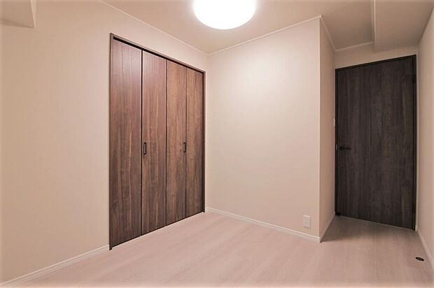 洋室4．6帖：収納充実ですっきりと整頓されたお部屋作りが可能です！