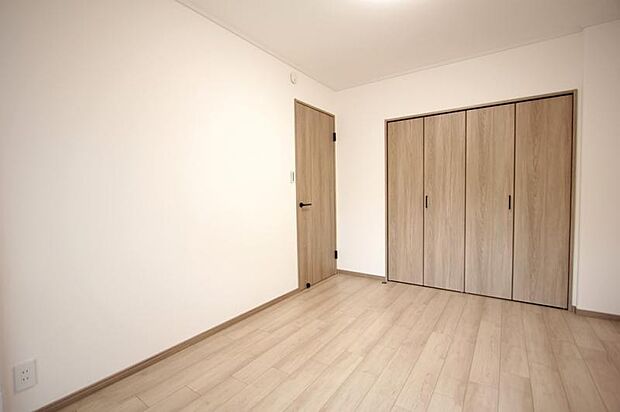 洋室6．5帖：収納充実ですっきりと整頓されたお部屋作りが可能です！