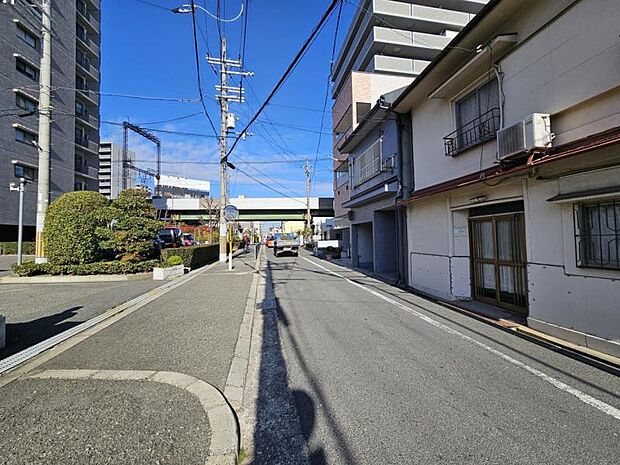 車通りの少ない前面道路でお子様にも安心。