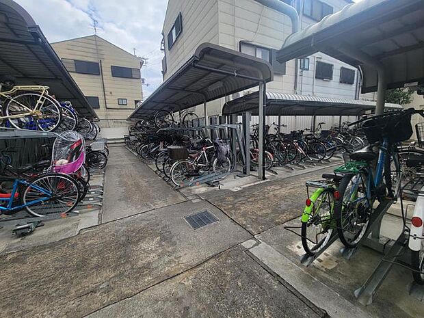 屋根付きの駐輪場で自転車が雨に濡れず安心！