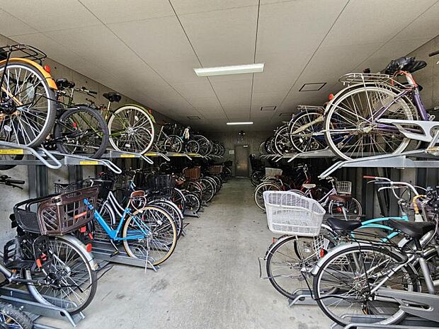 屋根付きの駐輪場で自転車が雨に濡れず安心！