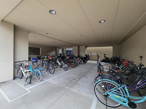 屋根付きの駐輪場で自転車が雨に濡れず安心！