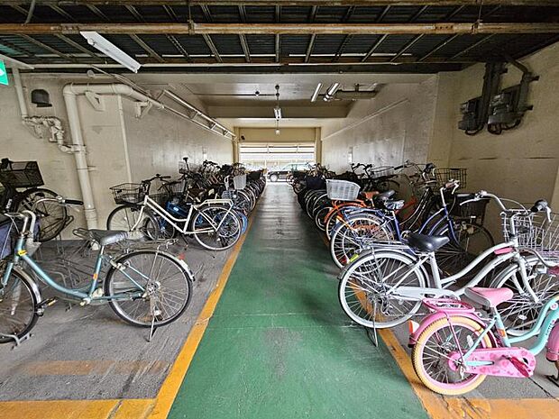 雨や風から守るために建物内に設けられた自転車置場