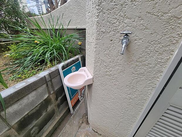 専用庭には水栓もあるので便利に使えますね！