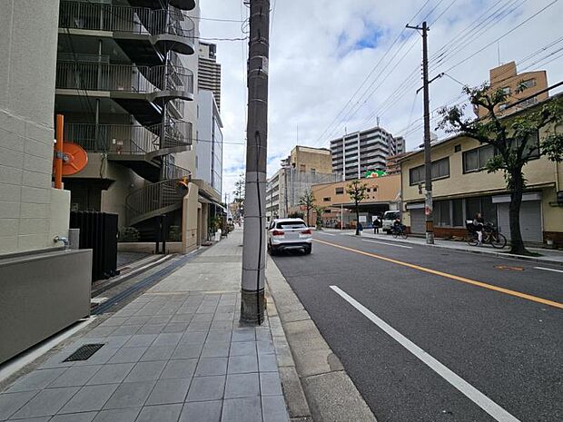 遊歩道も整備された前面道路で安全です