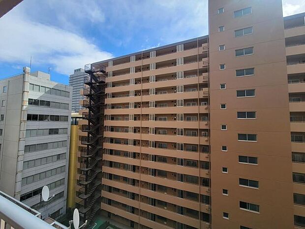 目の前にはマンションもありますが、距離があるので陽当りは遮られません！