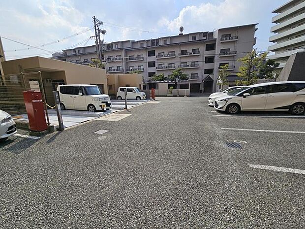 ゆったりとした敷地内駐車場で駐車もらくらく！