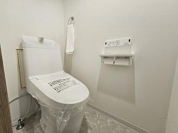 使いやすいサイドパネル仕様の温水洗浄便座付トイレです！
