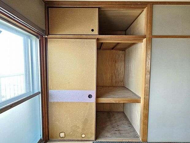 和室6帖：押入収納は奥行きがあり、季節物の家電や寝具もスッキリと収納できます！