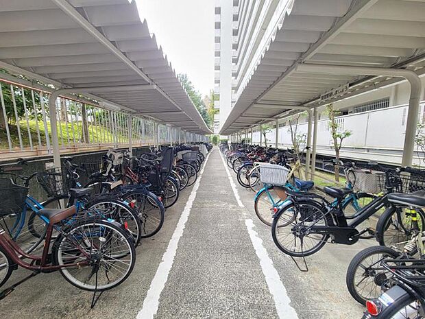 屋根付きの駐輪場で自転車が雨に濡れず安心！