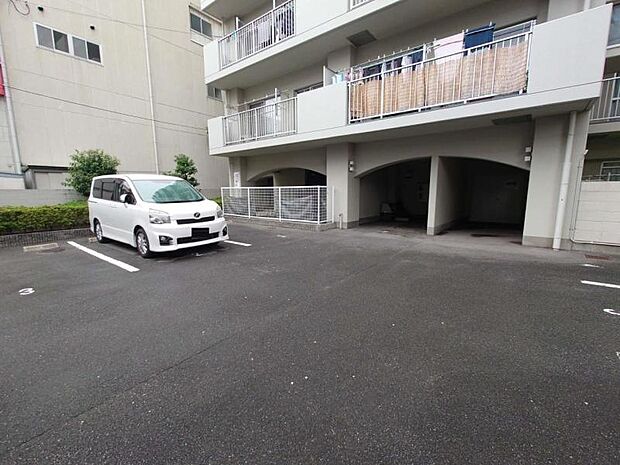 マンション敷地内平面タイプの駐車場です。