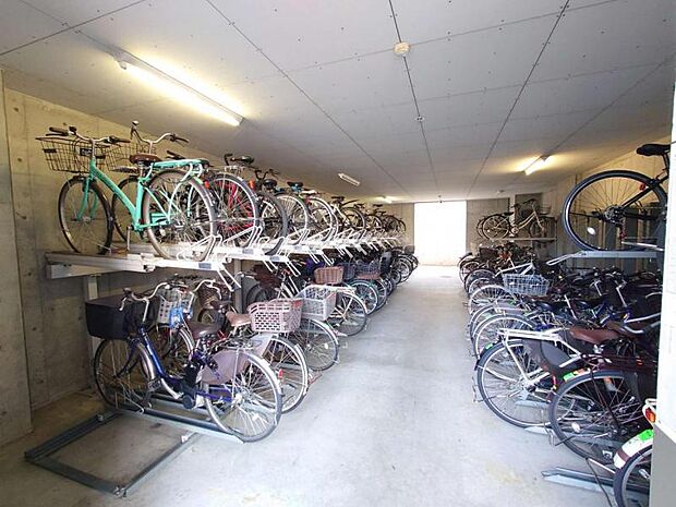 屋根付きの駐輪場で自転車が雨に濡れず安心！