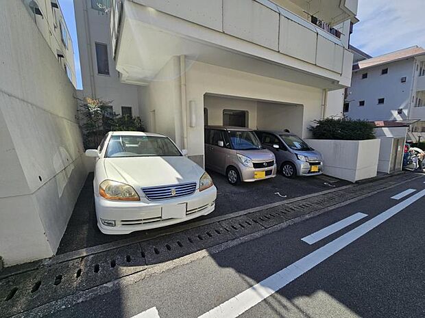 ゆったりとした敷地内駐車場で駐車もらくらく！