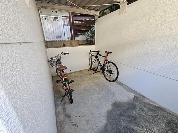 屋根付きの駐輪場で雨の日も安心