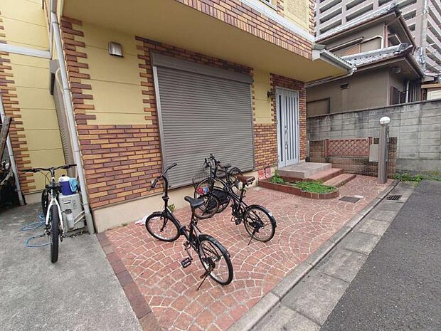 自転車やバイクもゆとりをもって駐車が可能！