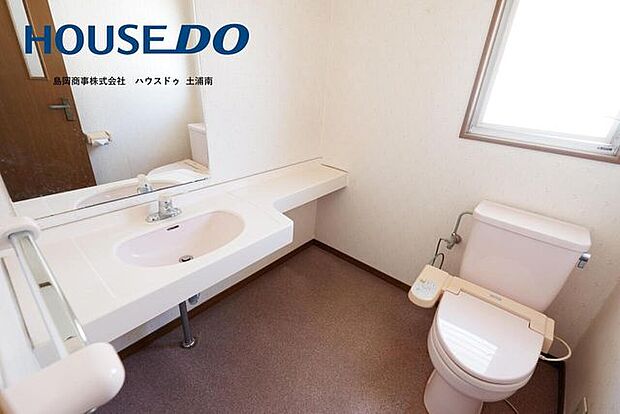 2階のトイレは広々手洗い場付きで、子供も高齢者でも無理なく手を洗うことができます。
