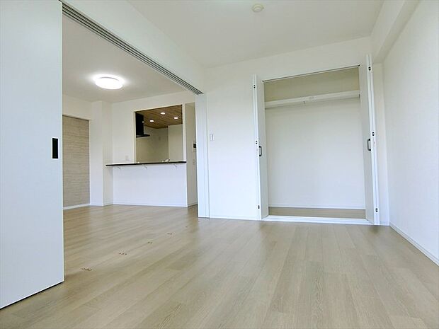 全室に収納スペースが設けられているので、お部屋を広々快適に利用することができますね。