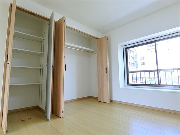 6帖の洋室にはたっぷりの収納スペースを設けました。お部屋を広々快適に利用できますね。