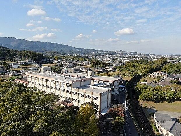 福平小学校【鹿児島市立福平小学校】は、平川町に位置する1892年創立の小学校です。令和4年度の生徒数は1066人で、42クラスあります。校訓は「『希望』　なかよく　かしこく　げんきよく」です…