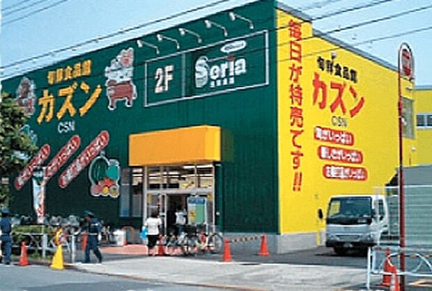 食料品スーパーです。二階に100円均一があります。