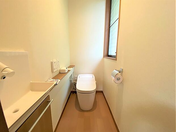 【Toilet】清潔なお手洗い。1階3カ所。2階1カ所設置。