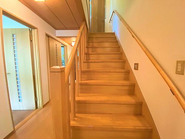【Stairs】2階へつながる階段は、手すりもあり上りやすいです。