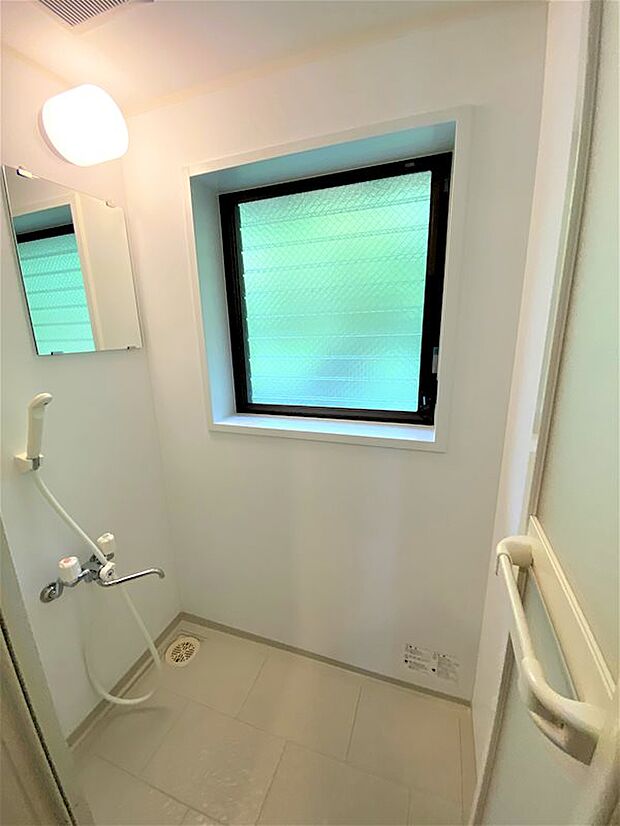 【Shower-booth】2階には、コンパクトなシャワーブースが設置されています。