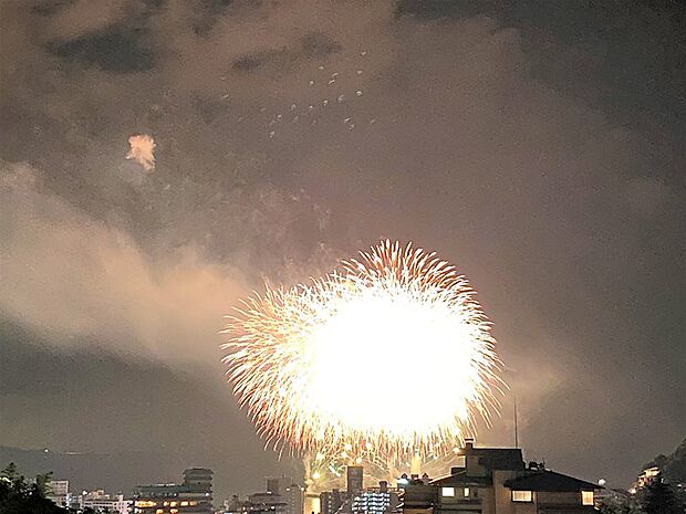 【Firework】年間を通して10回以上開催される熱海の花火大会を鑑賞可能です。
