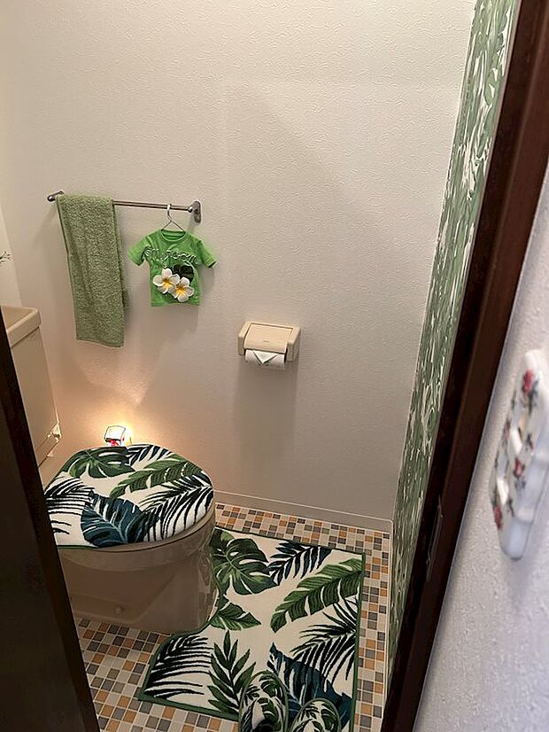 トイレの床はタイル調となっております。