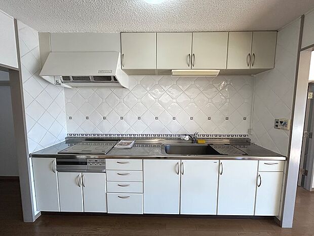 白を基調とした清潔感のあるキッチン。収納も多く備わっております。