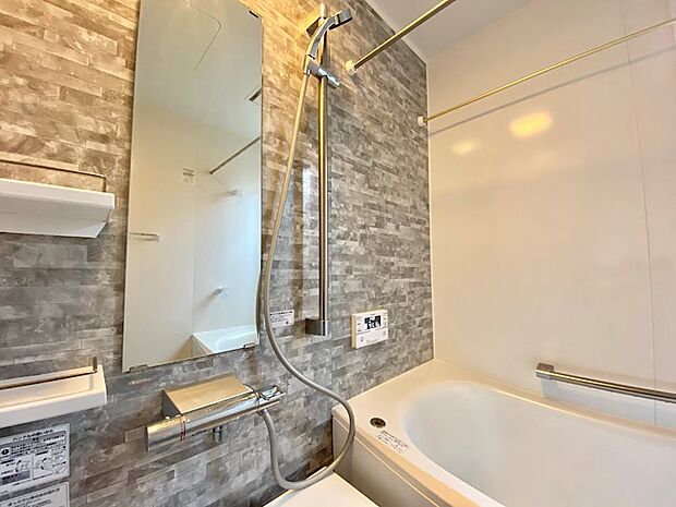 【浴室】スタイリッシュな浴室。冷めにくさが特徴のサザナシリーズの浴槽です。