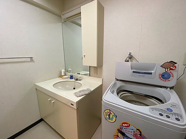 【洗面所】洗面台と洗濯機置場が併設しています。