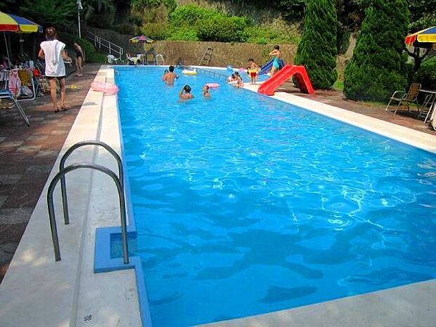 夏季限定、賑わいを見せる屋外プール。