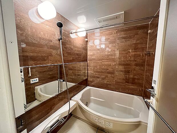 オートバス・浴室暖房換気乾燥機付きの浴室。