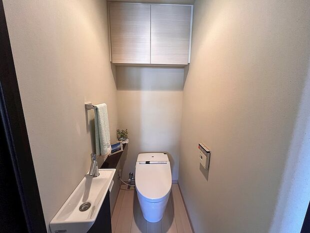 トイレはスペースを広く使えるタンクレス対応。手洗い器もございます。