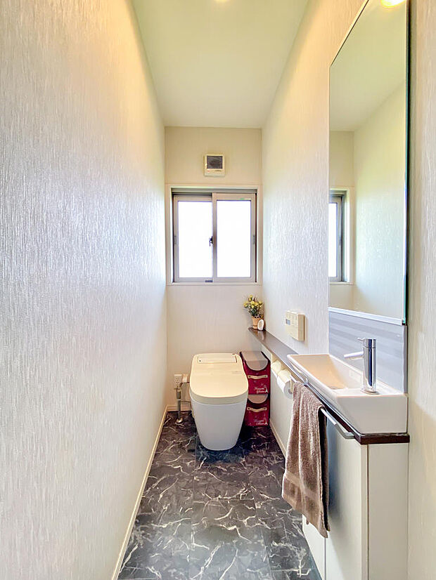 1階と2階のトイレは窓があり空気がこもらずいつもクリーンにお使いいただけます。また、どちらも温水洗浄、暖房便座で機能も十分。手洗いキャビネット付です。写真は2階とトイレ。